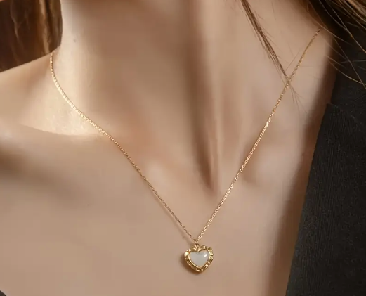 Collar dorado corazón de perla