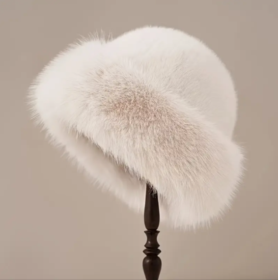 Gorro de peluche blanco