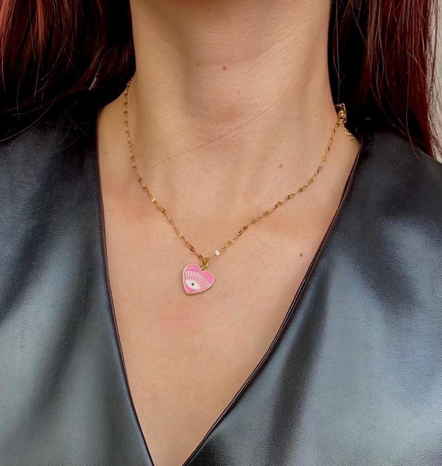 Collar con dije rosado de corazón con ojito