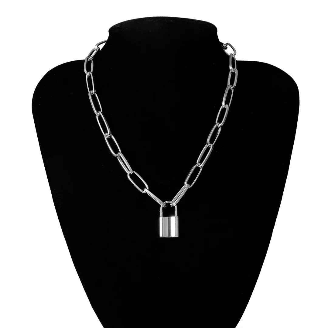 Collar Candado Sencilla Plateada