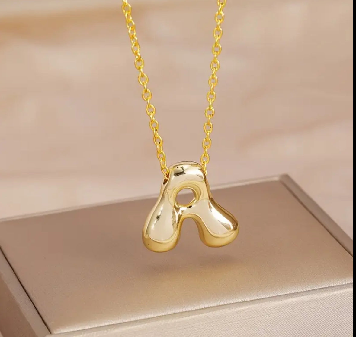 Collar con dije de inicial