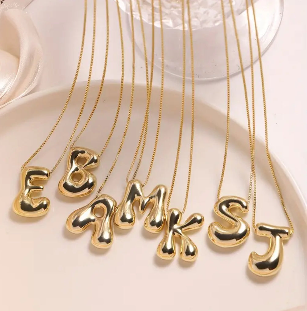 Collar con dije de inicial