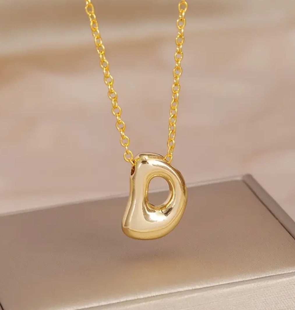 Collar con dije de inicial