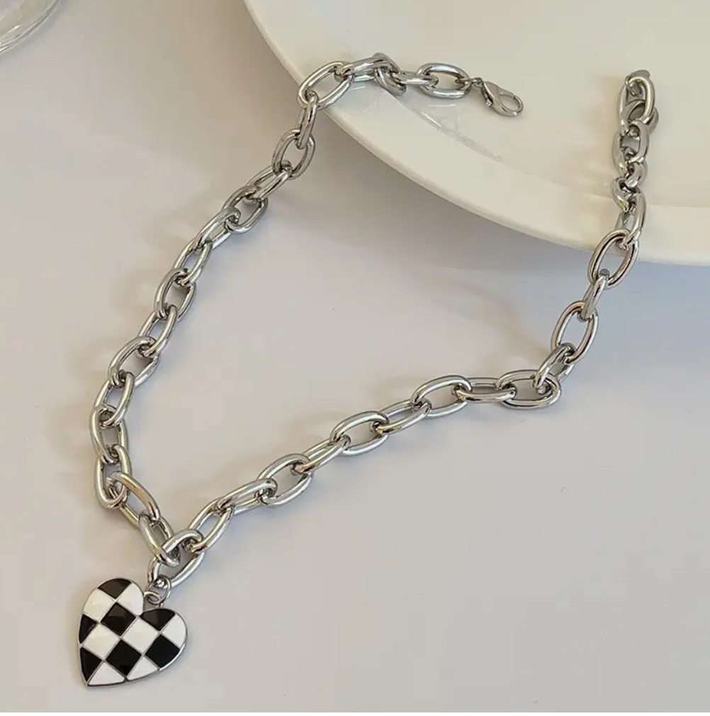 Collar de corazón blanco y negro