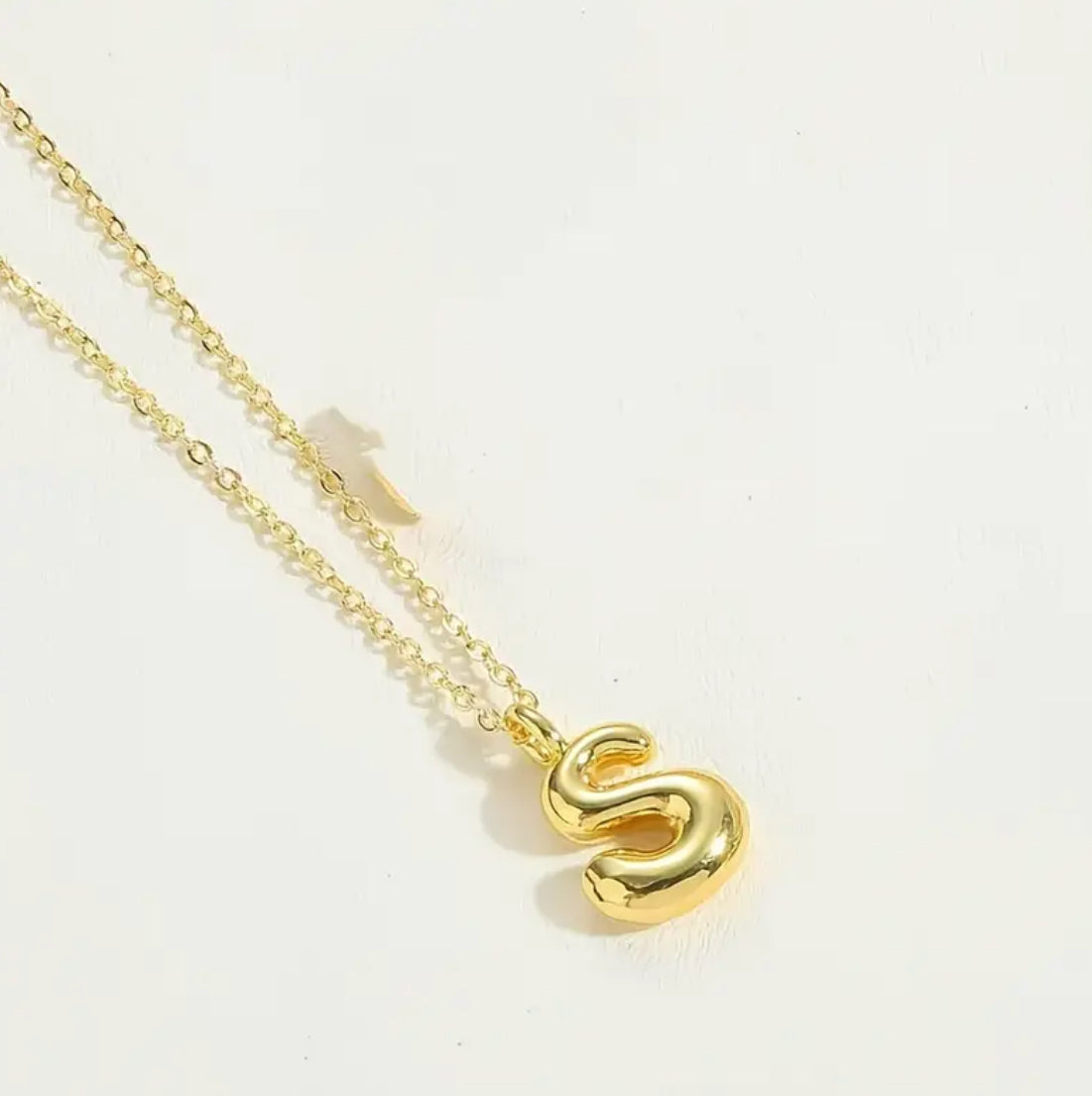 Collar con dije de inicial